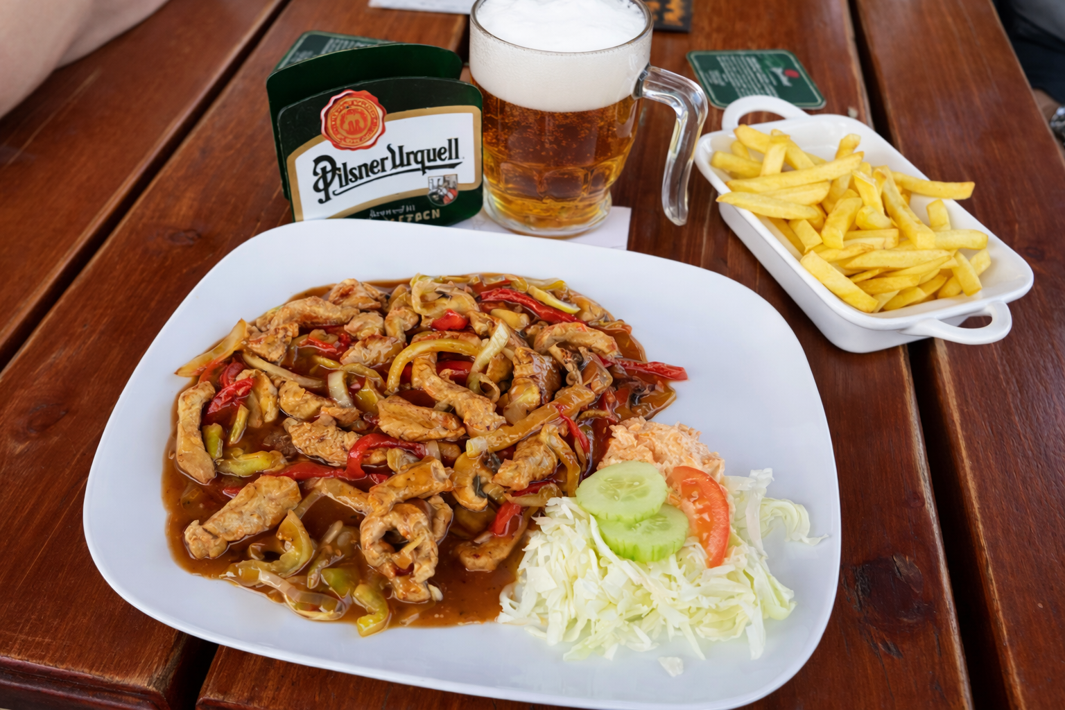 Oběd s pivem a smaženými bramborami